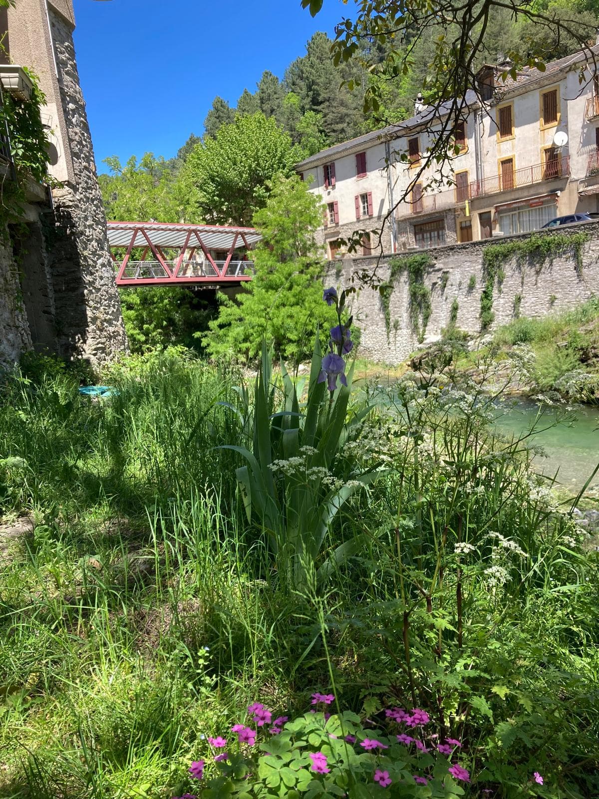 /img/around-la-baraka/01-sainte-croix.jpg